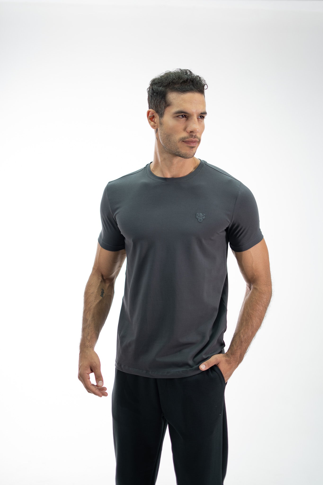 CAMISETA ESSENTIAL GRIS PIEDRA