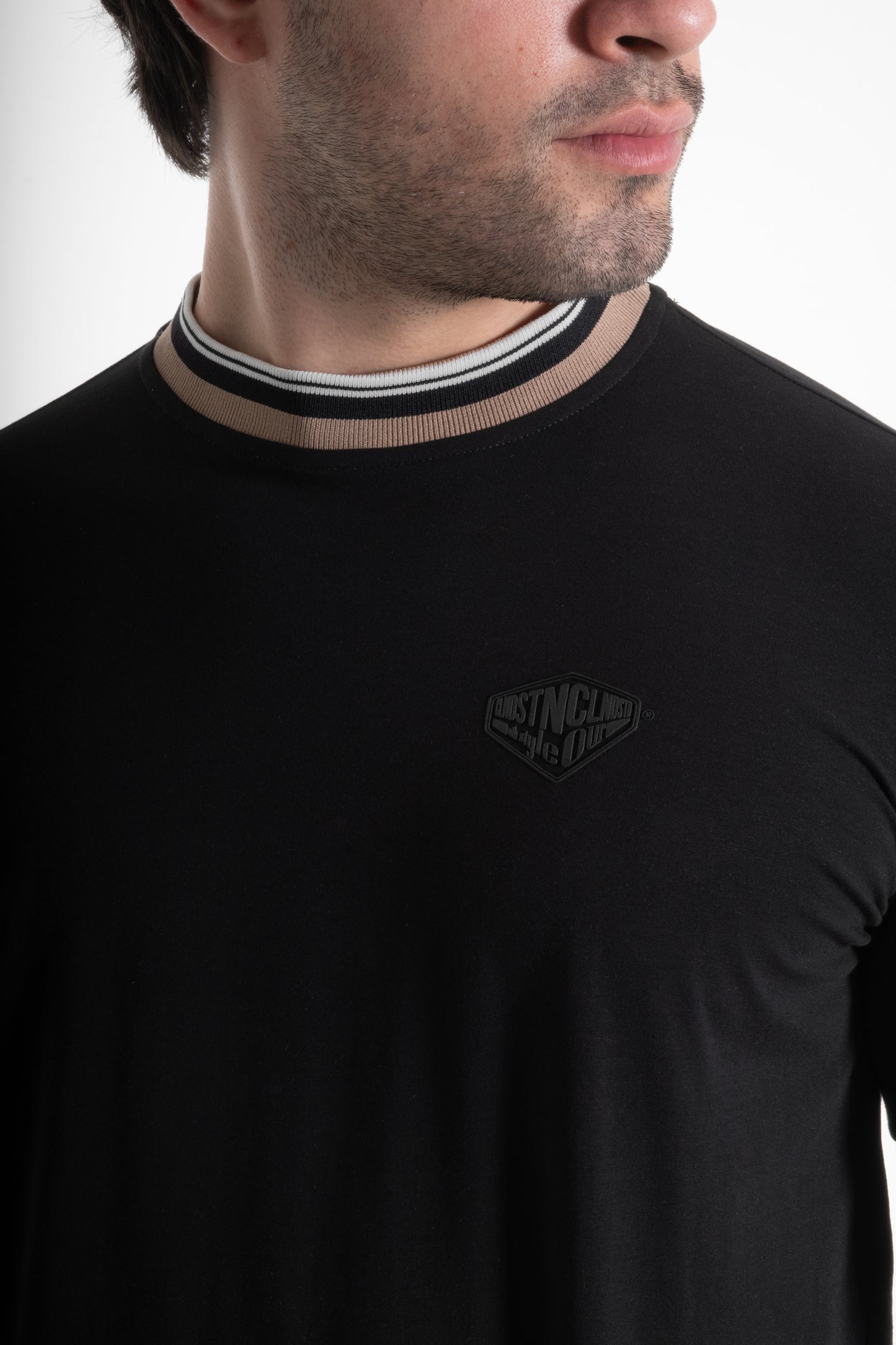 CAMISETA LIGERA NEGRO