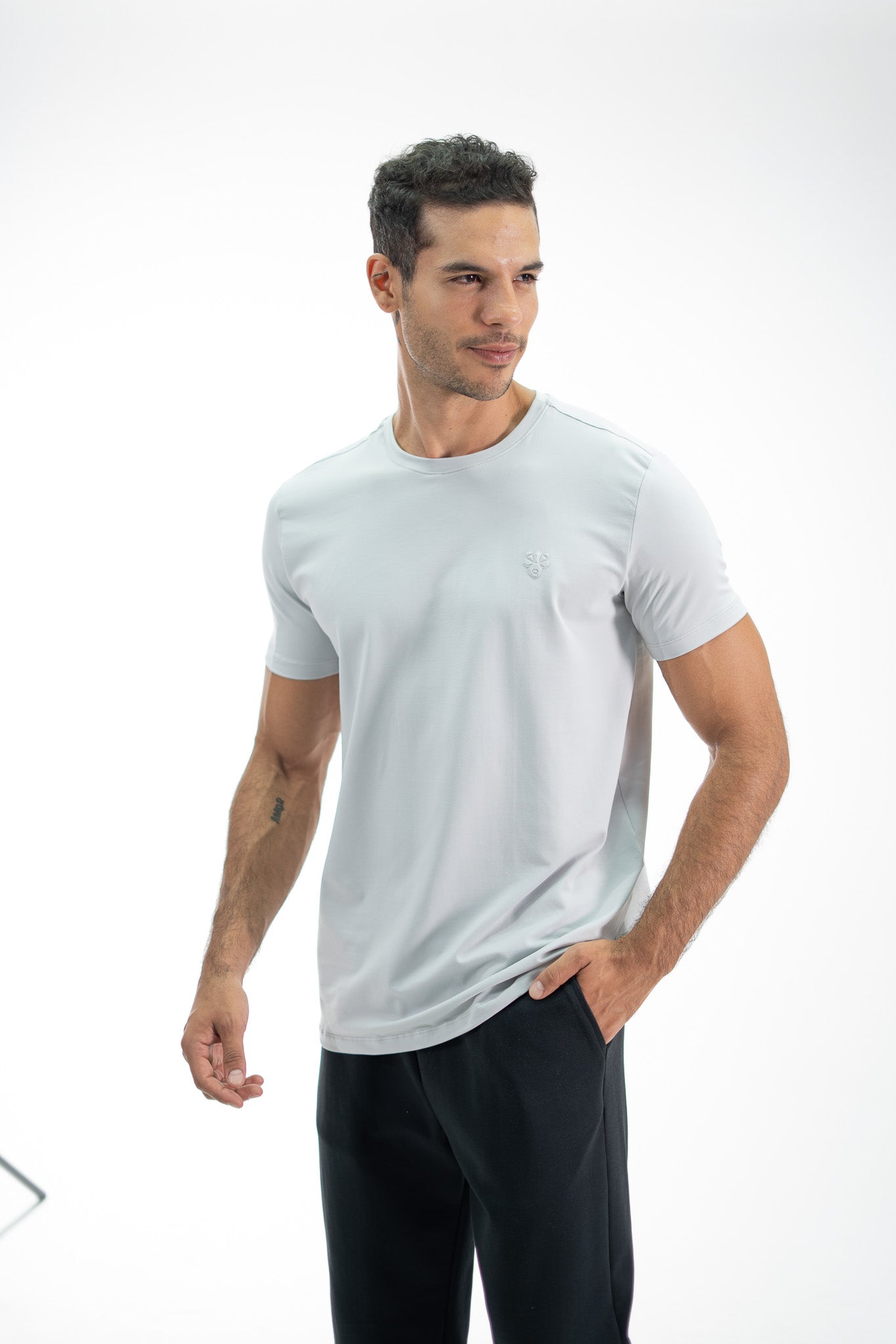 CAMISETA ESSENTIAL GRIS CLARO